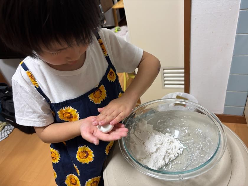 白玉を手のひらで丁寧に丸めるめぐ