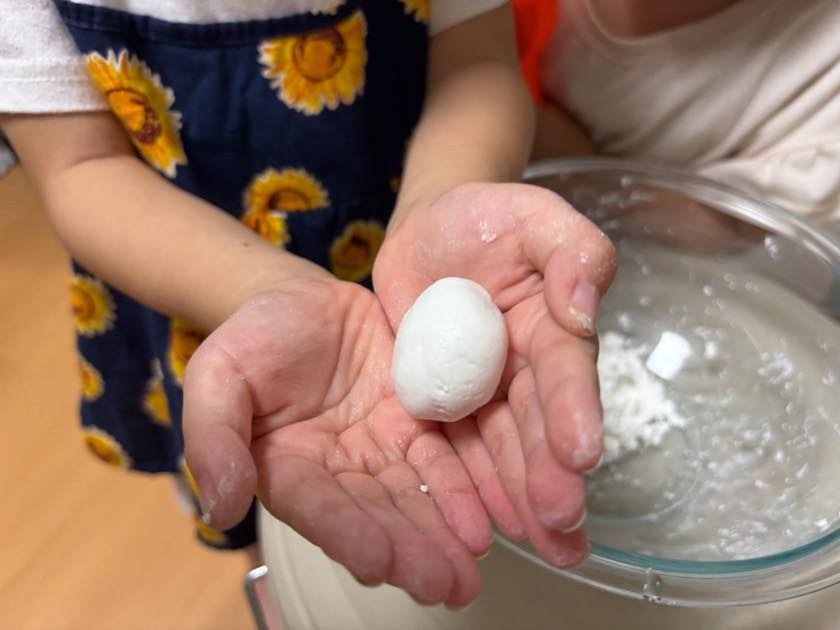 手のひらにのせた丸い白玉