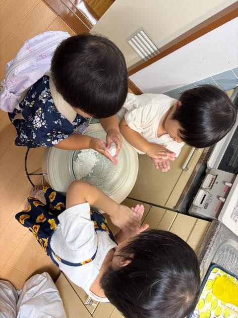 ボウルを囲んで白玉を丸める子どもたち