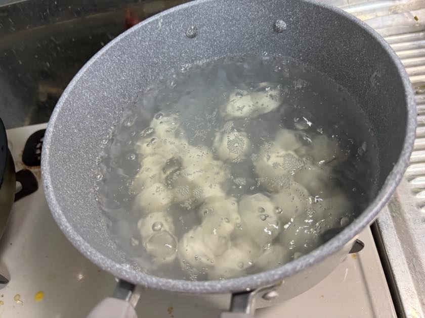 鍋の中で茹でている白玉