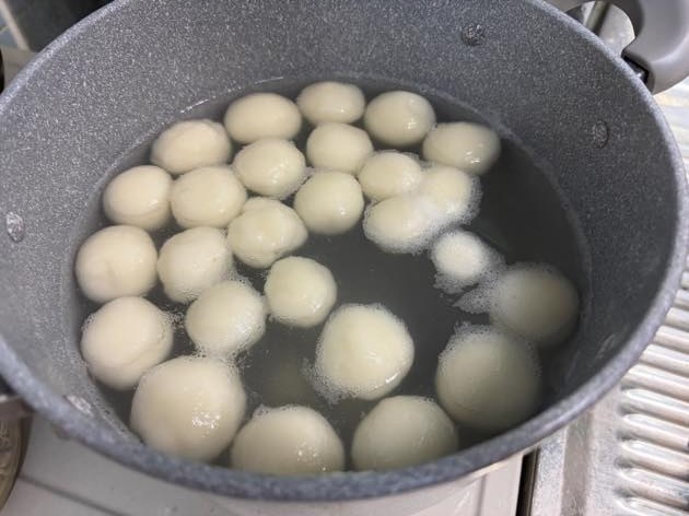 茹で上がって鍋の表面に浮かんだ白玉