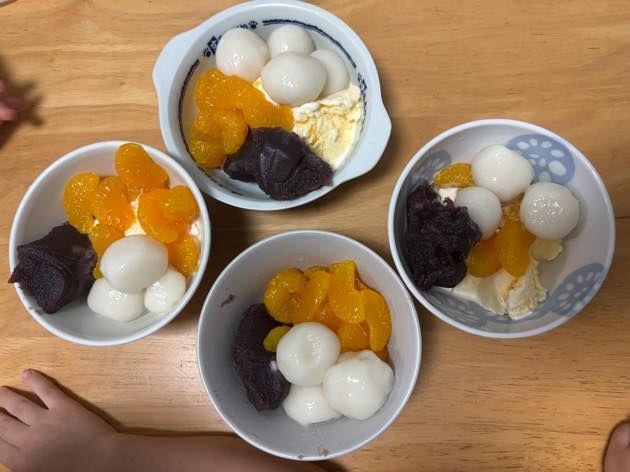 家族それぞれのお椀に盛りつけたクリームあんみつ
