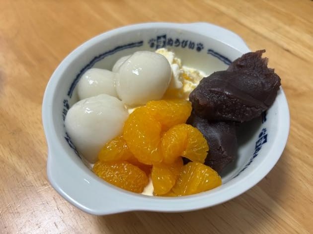 白玉とみかん、あんこ、バニラアイスを盛りつけたクリームあんみつ