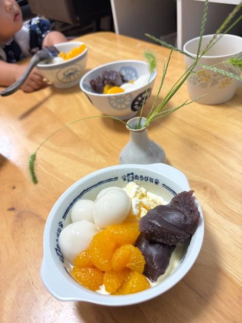 メヒシバを飾った食卓と手作りのクリームあんみつ